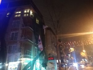 Avcılar’da şiddetli rüzgarda iskele koptu