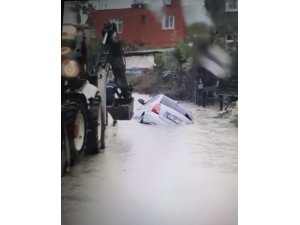 Suya gömülen araç iş makinasıyla çıkarıldı