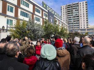 Doğa Koleji velilerinden okulun devriyle ilgili açıklamanın ertelenmesine protesto