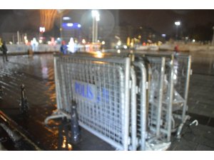 Yılbaşı öncesi Taksim Meydanı’na polis bariyerleri getirildi