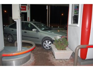 Sürücüsünün direksiyon hakimiyetini kaybettiği otomobil benzinliğe girdi: 2 yaralı