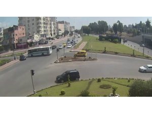 Kırmızı ışıkta geçti, kaldırımda yürüyen kadına çarptı