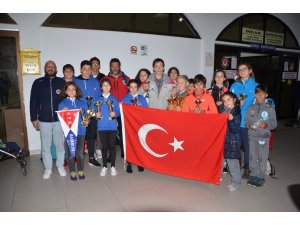 Minik yelkenciler yarışmadan kupalarla döndü