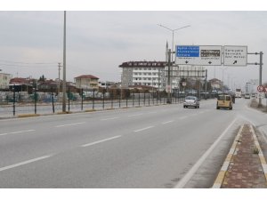 Karşıdan karşıya geçmek isteyen genç canını hiçe saydı