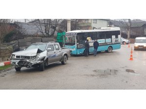 Halk otobüsü ile kamyonet çarpıştı: 1 yaralı