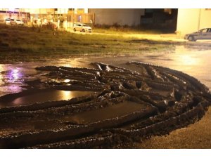 Beton dökülen yoldan araçla geçmeye çalıştılar