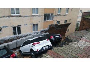Kartal’da bir sitenin otoparkında duvar çöktü. Otomobiller açılan çukura  düşerken olay yerine itfaiye ekipleri sevk edildi.