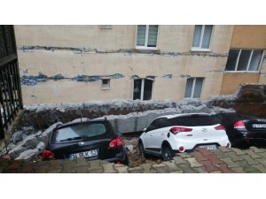 Kartal’da site otoparkında istinat duvarı çöktü
