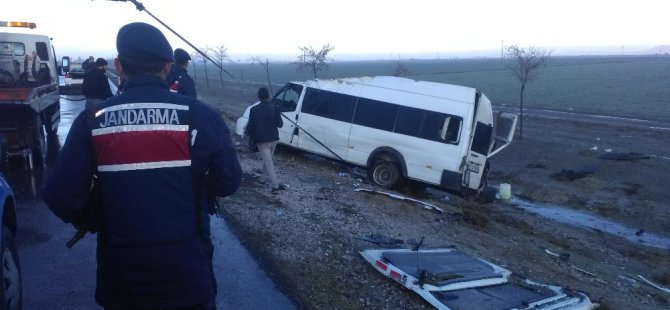 Buzlu yolda araçlar şarampole yuvarlandı: 12 yaralı