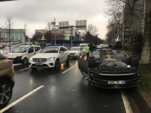 Sarıyer’de otomobil takla attı, cadde trafiğe kapatıldı
