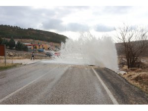 Patlayan içme suyu hattı ortalığı savaş alanına çevirdi