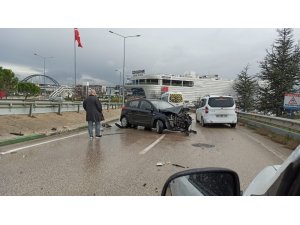 Kayganlaşan yolda bariyerlere çarpan sürücü yaralandı