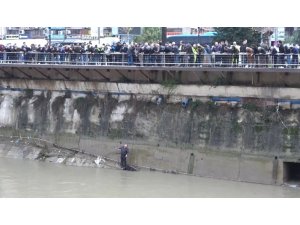 Asi Nehri’ne düşen kadını itfaiye kurtardı