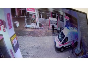 Otomobilin benzinliğe daldığı anlar kamerada