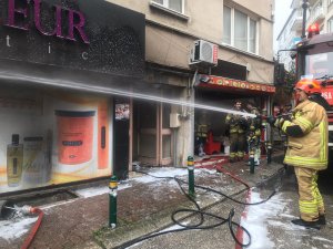 Bodrum katında yangın çıkan apartmanda mahsur kalanları itfaiye kurtardı