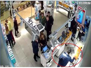 AVM’deki telefon hırsızlığı kamerada