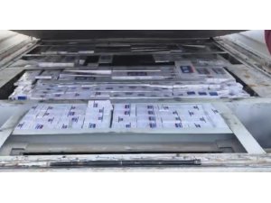 Kamyonet kasasında binlerce paket kaçak sigara bulundu