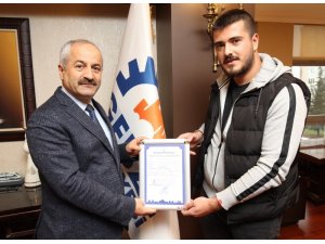 Başkan Büyükgöz yılın son iş yeri açma ruhsatını verdi