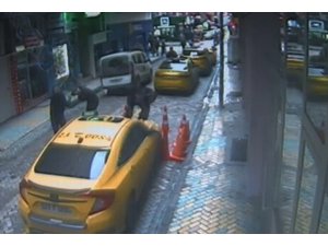 İkinci kattan taksinin üzerine düştü, o anlar kamerada