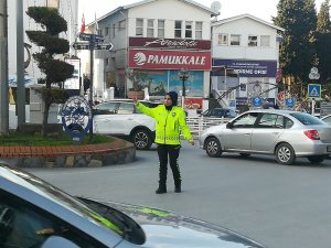 Kuşadası’nda trafik bayan polislere emanet