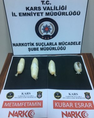 700 kişiyi zehirleyecek uyuşturucuyu bağırsaklarında sakladılar