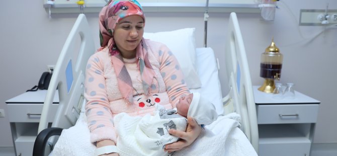 Sağlık Bakanı Koca, başkentte yeni yılın ilk bebeğini ziyaret etti: