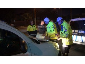 İzmir’de yeni yılın ilk trafik cezalarından birisi kazaya karışan alkollü sürücüye kesildi