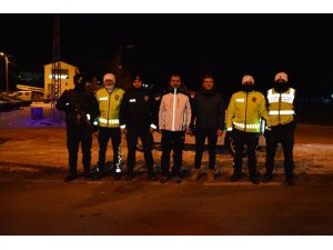 Sarıkamış Kaymakamı Koşal, yılbaşı gecesi eksi 15 derecede görev başında olan kolluk kuvvetlerine ziyarette bulundu