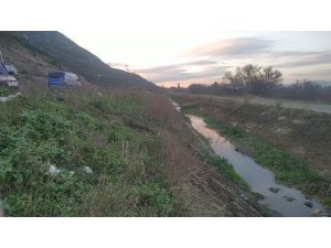 Lastiği patlayan otomobil yoldan çıktı: 2 yaralı