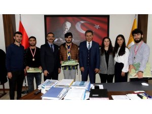 Satrançta dereceye girenler kupalarını aldı