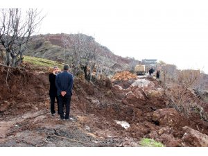 Heyelan kara yolunu sürükledi