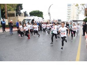 Kurtuluş Koşusunda yüzlerce öğrenci madalya için mücadele etti