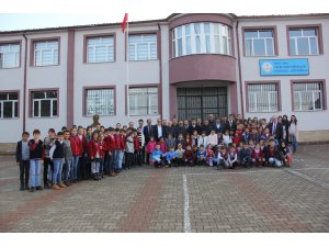 Zara'da öğrencilere yeni yıl hediyesi