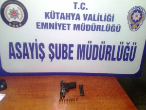 Kütahya’da şüpheli şahsın üzerinde tabanca ele geçirildi.