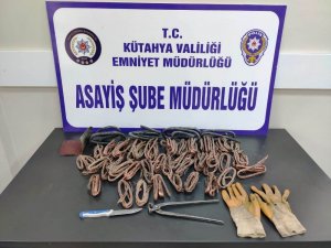Kütahya’da şahsın üzerinde 13 kilo bakır kablo ele geçirildi