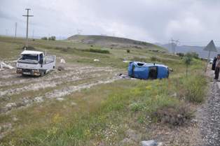 Otomobil karşı şeride geçti: 3 yaralı