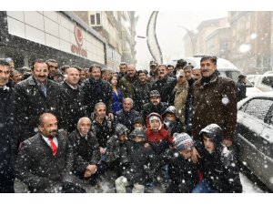 Bakan Soylu kar yağışı altında esnafı ziyaret etti