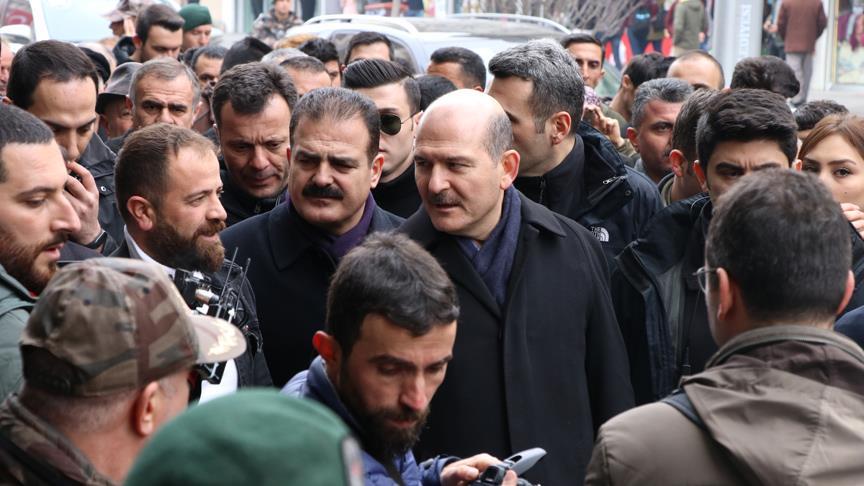 İçişleri Bakanı Soylu Hakkari'de sigara içen birine bırakmasını tavsiye etti