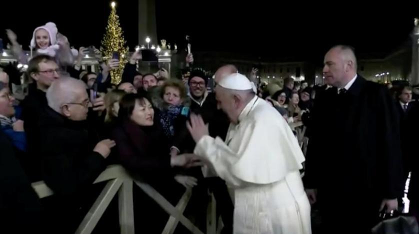Papa Franciscus'tan elini bırakmayan kadına sert tepki