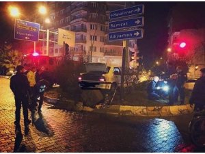 Otomobil direği yıkıp kavşağa çıktı