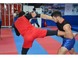 Wushu kung-fu sporcuları müsabakalara hazırlanıyor