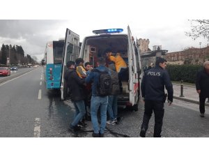 Zeytinburnu’nda durakta otobüs bir başka otobüse çarptı: 15 yaralı