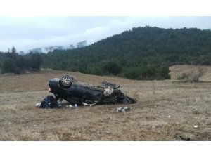 Otomobil tarlaya uçtu: 2 yaralı