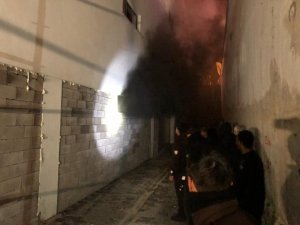 Başkent’te 18 katlı apartmanın kapalı otoparkında 2 araç yandı