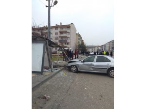 Başkent’te otomobil otobüs durağına çarptı: 2 yaralı