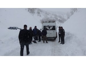 Kar ve tipide mahsur kalan 20 kişi kurtarıldı