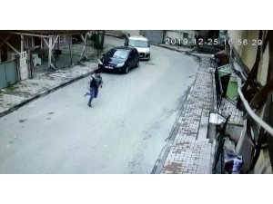 Kadını yerde sürükleyip telefonunu çalan kapkaççının kaçma anı kamerada
