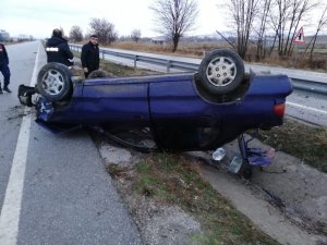 Otomobil orta refüje devrildi