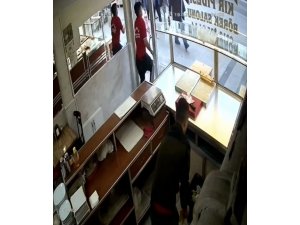 İstanbul’da camlı kapının tuzla buz olduğu görünmez kaza kamerada