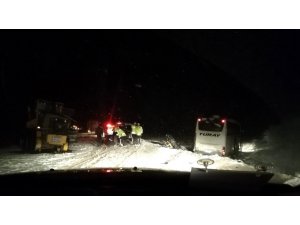 Kar temizliği yapan greydere çarpan otobüs yoldan çıktı: 17 yaralı
